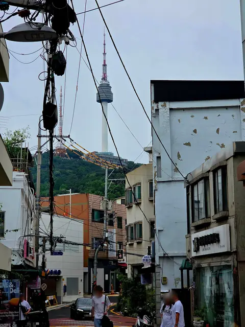 해방촌 골목에서 올려다본 N서울타워