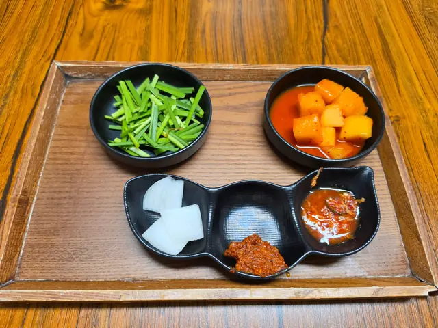 반찬: 부추, 깍두기, 새우젓 등
